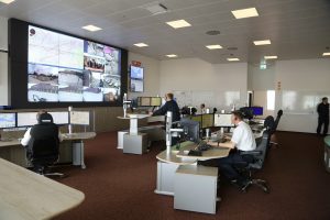 Die Leitstelle der Hauptfeuerwache Krefeld mit Menschen vor Monitoren